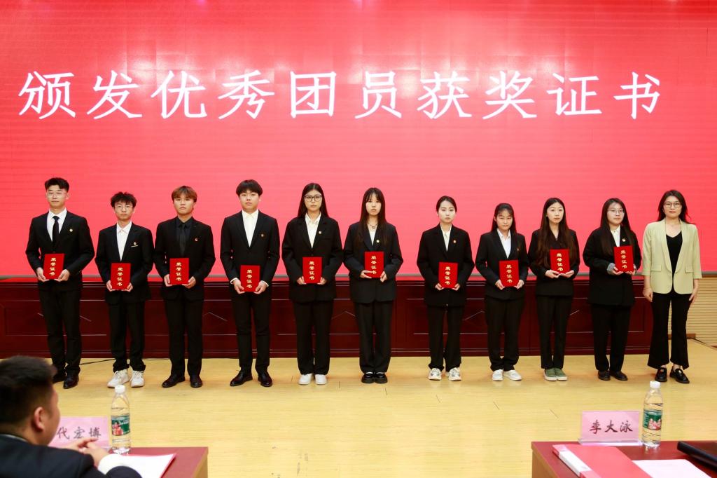 一群人站在台上描述已自动生成