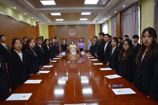 会议室里的人们描述已自动生成