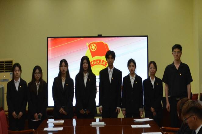 一群人站在台上演讲描述已自动生成