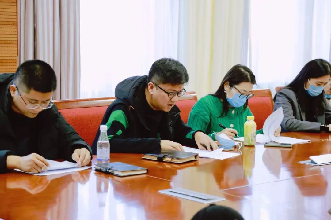 几个人在桌子前中度可信度描述已自动生成