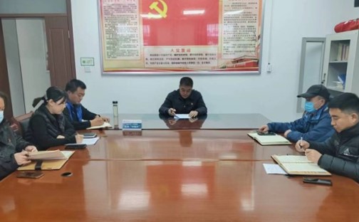 会议室里的人们描述已自动生成